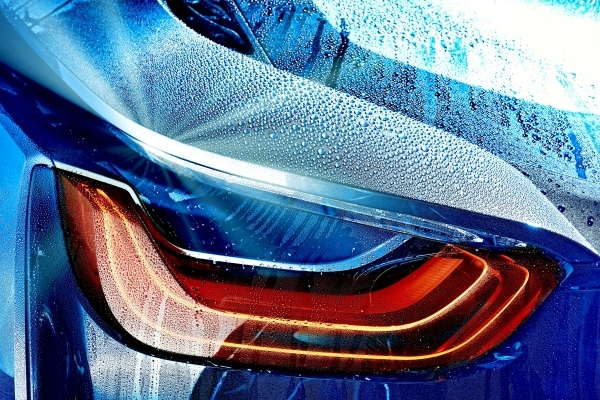 Wasser-Abperleffekt auf Fahrzeug