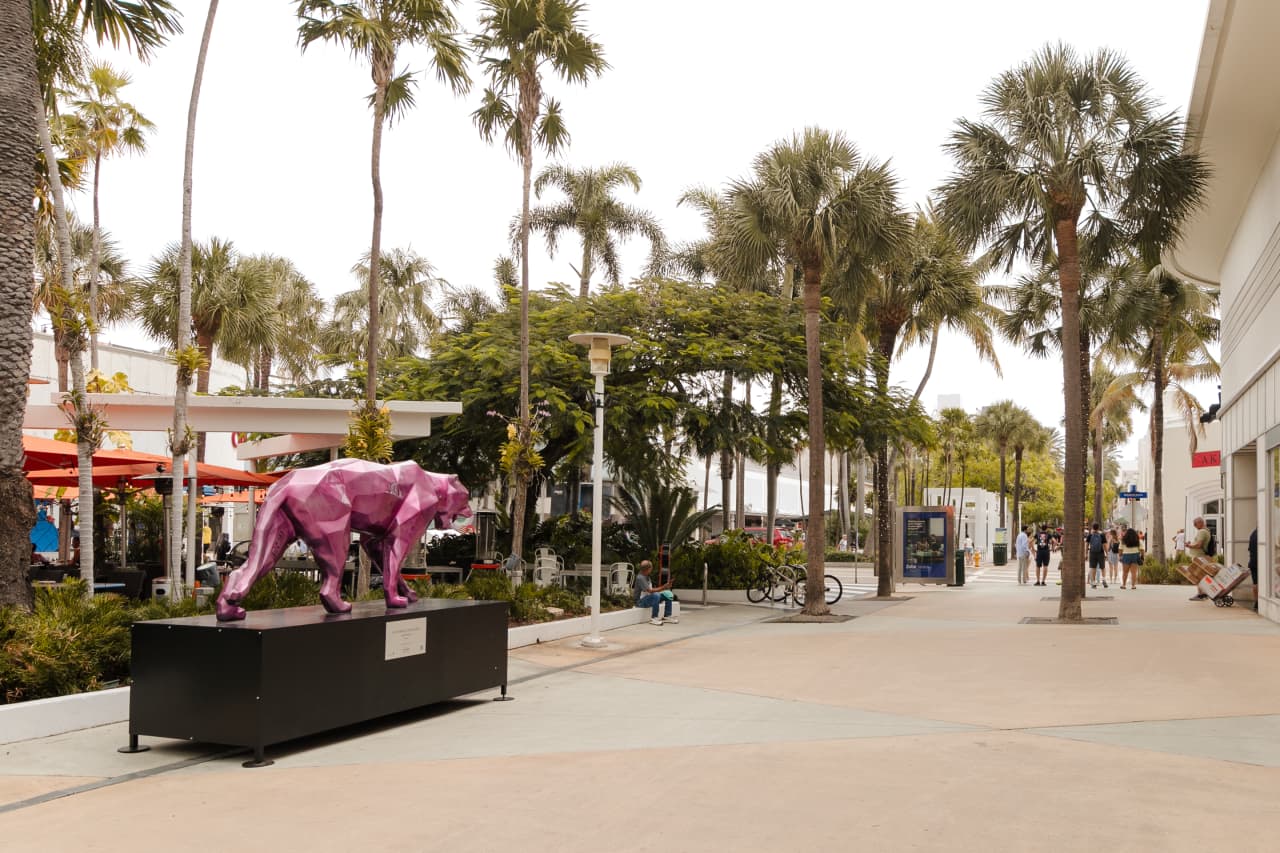 Lincoln Road Mall in Miami - Fashionable outdoor shopping and