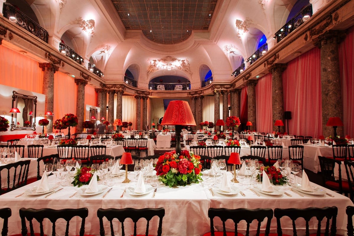 L'éclairage d'ambiance sublime la décoration de la salle de mariage