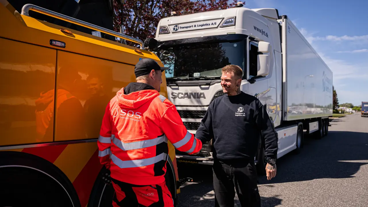 Autoredder giver hånd til lastbilchauffør