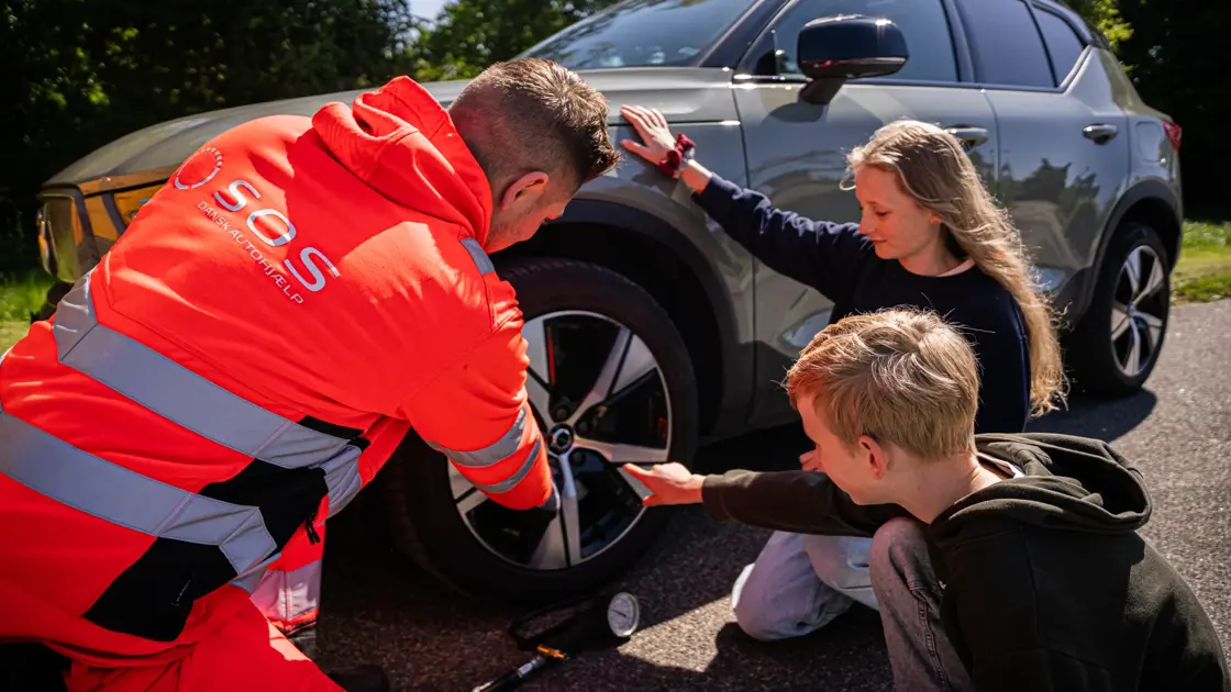 Autoredder viser børn dæk