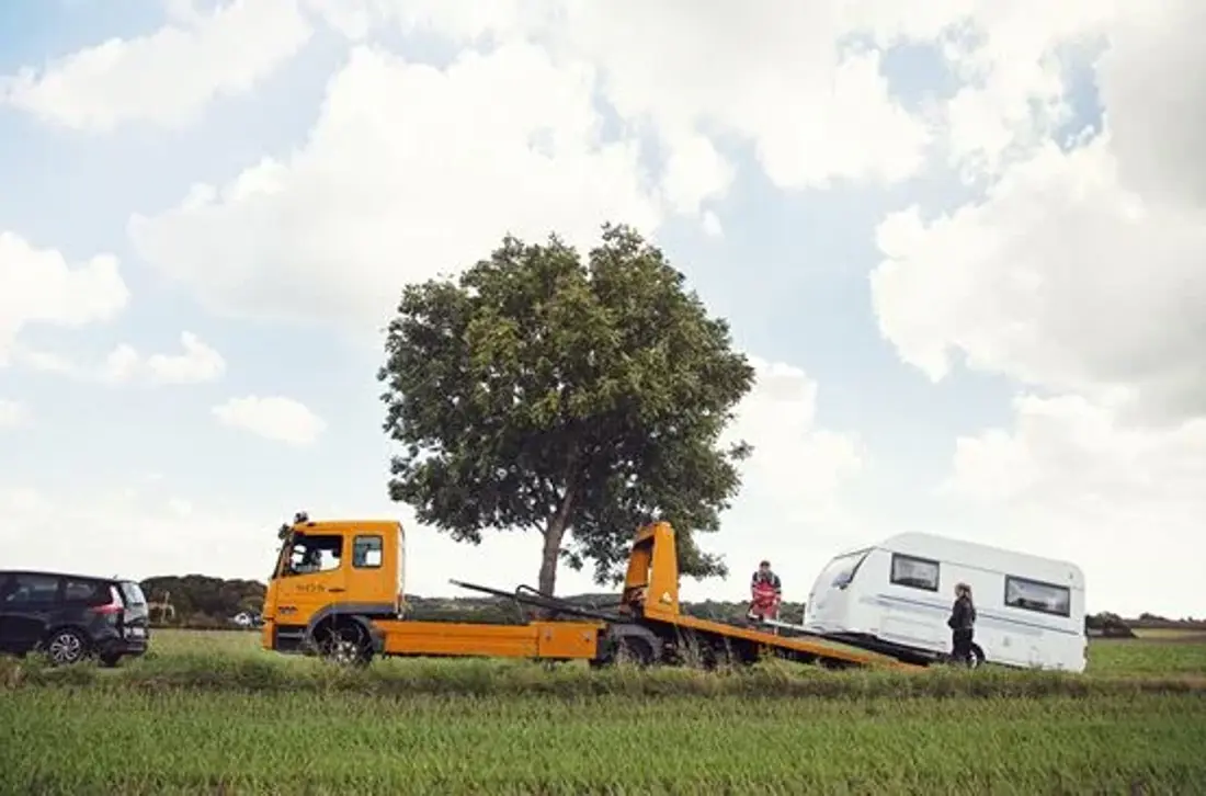 Campingvogn er i gang med at blive trukket op på autoredder lastbil