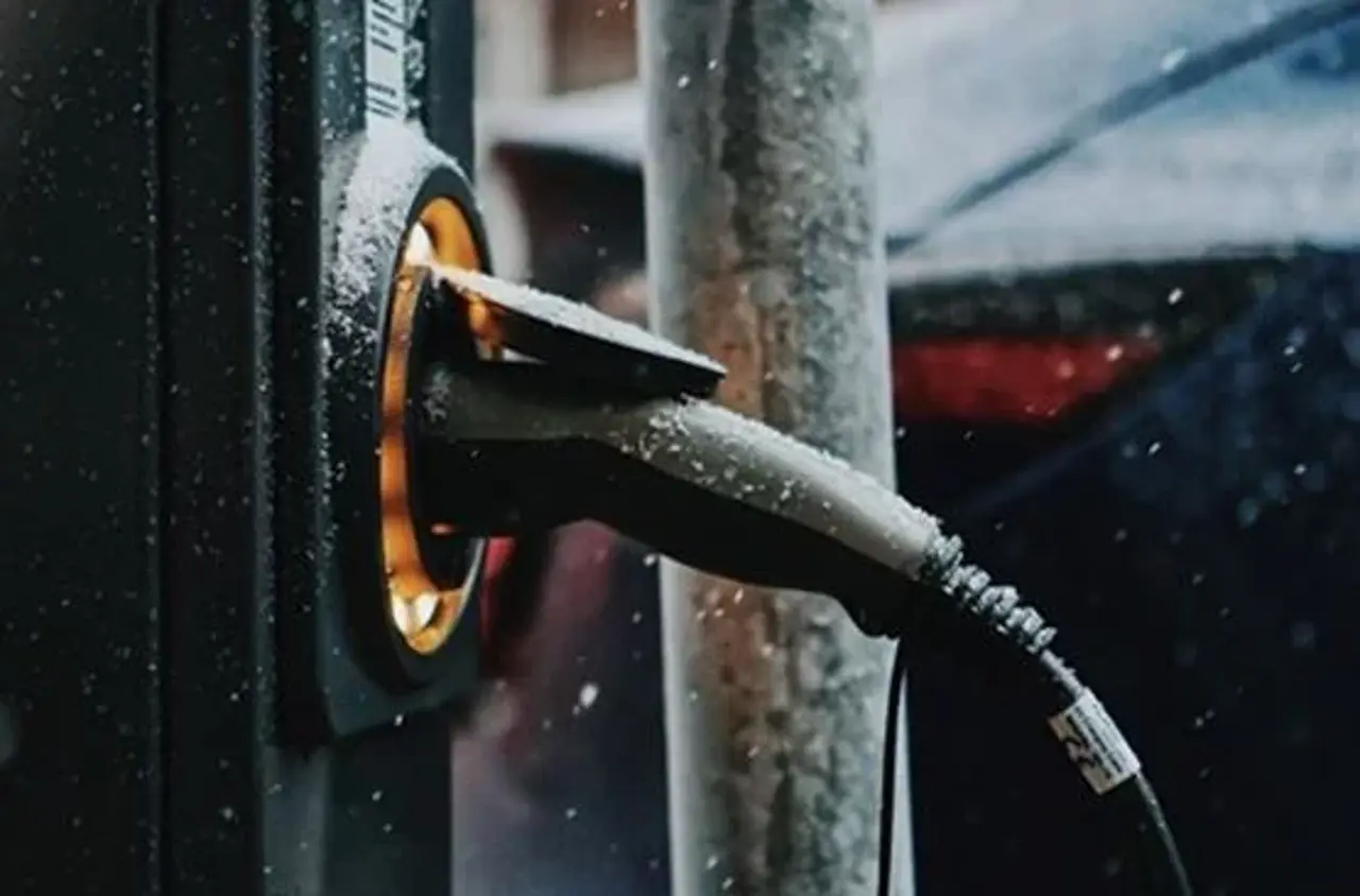 Ladekabel til elbil sat i ladeboks