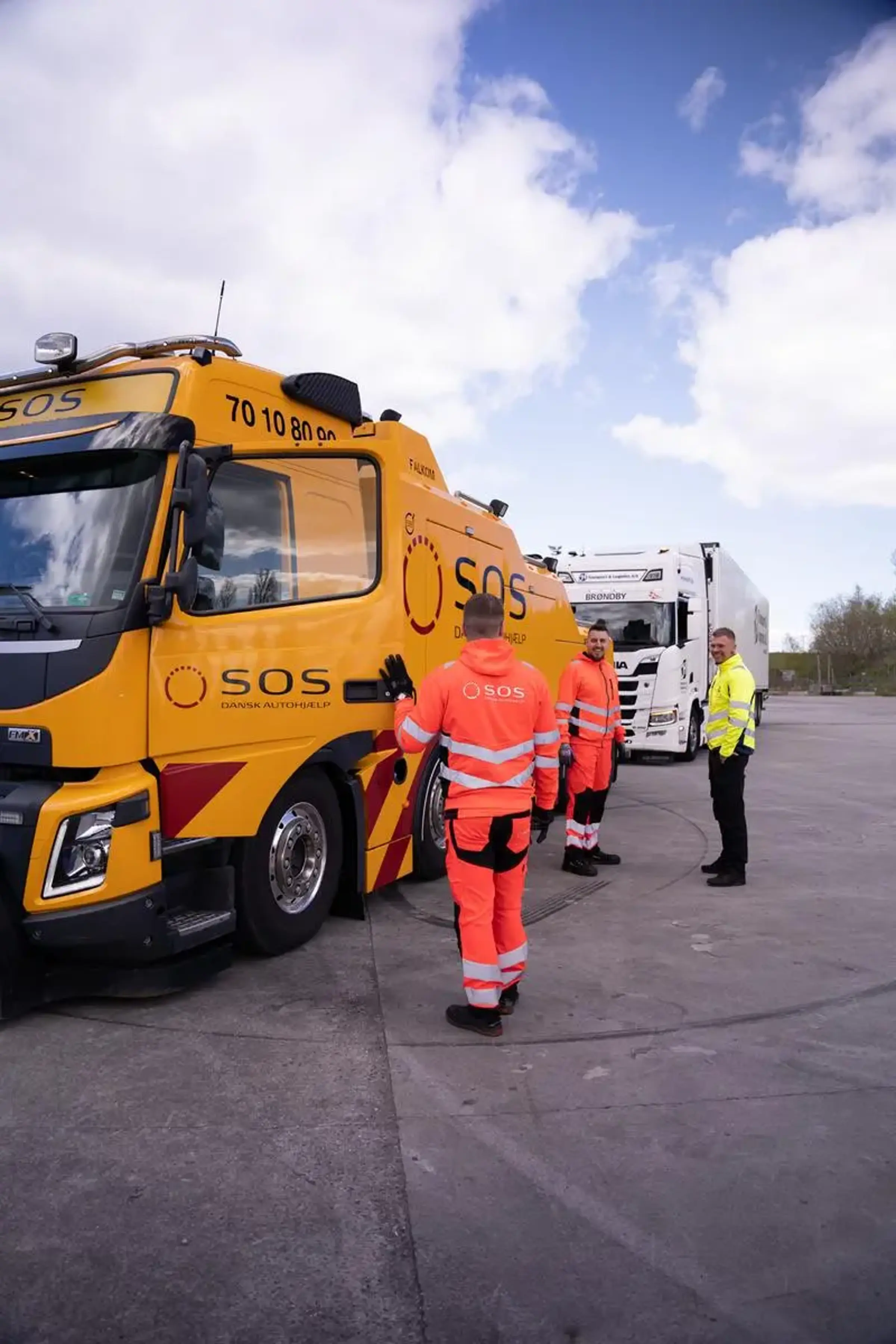 To autoreddere hjælper med at lave en lastbil