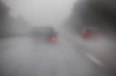 Motorvej i regn. Svært at se forankørende.