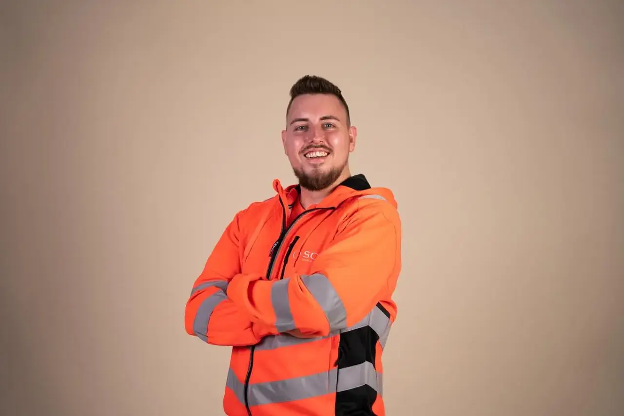 Autoredder der står og smiler