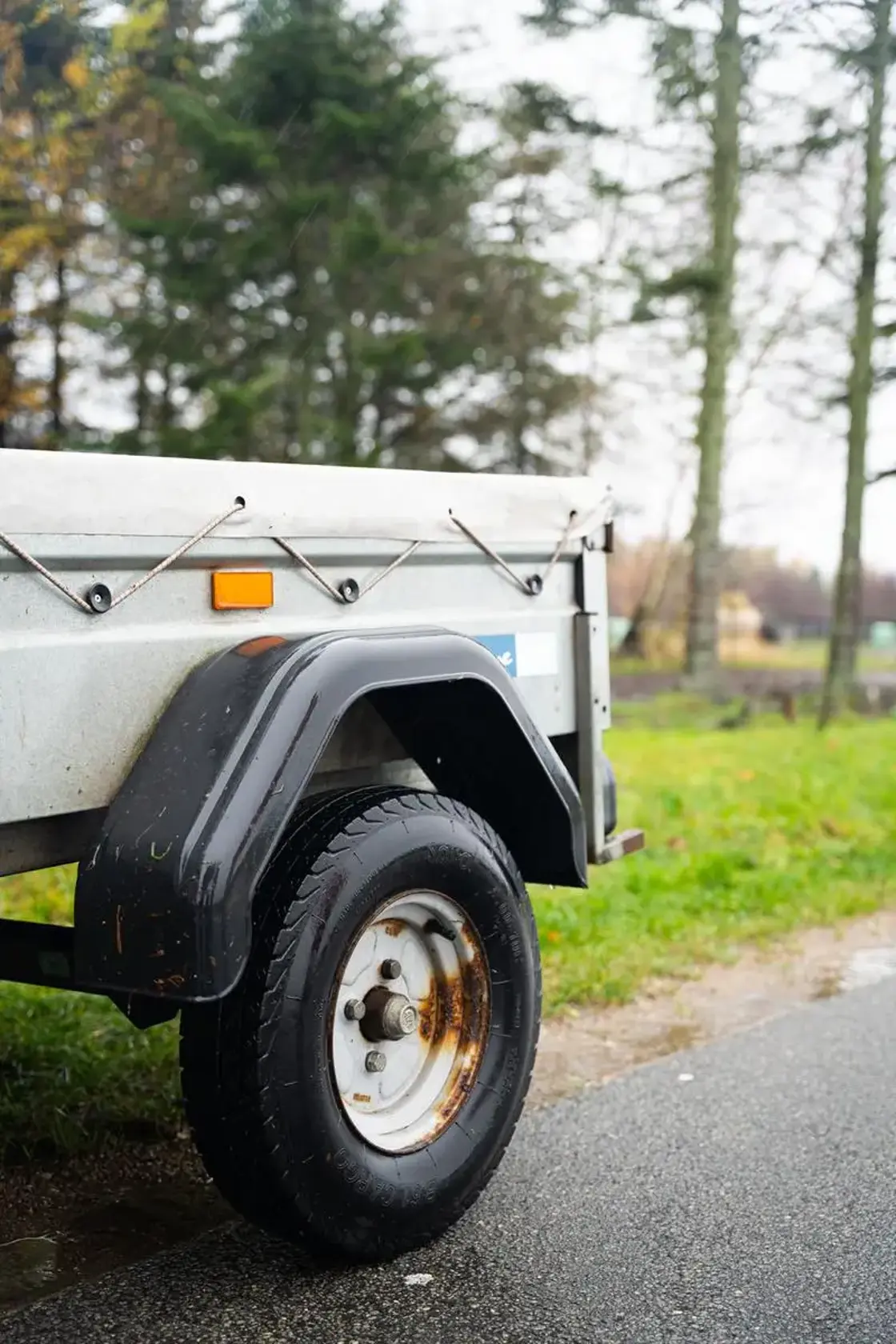 Baghjul af lille trailer