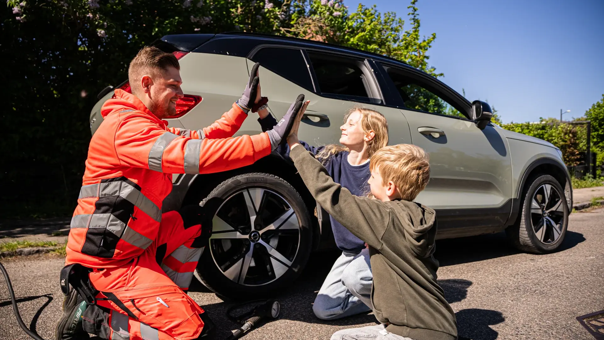 Autoredder giver highfives til børn