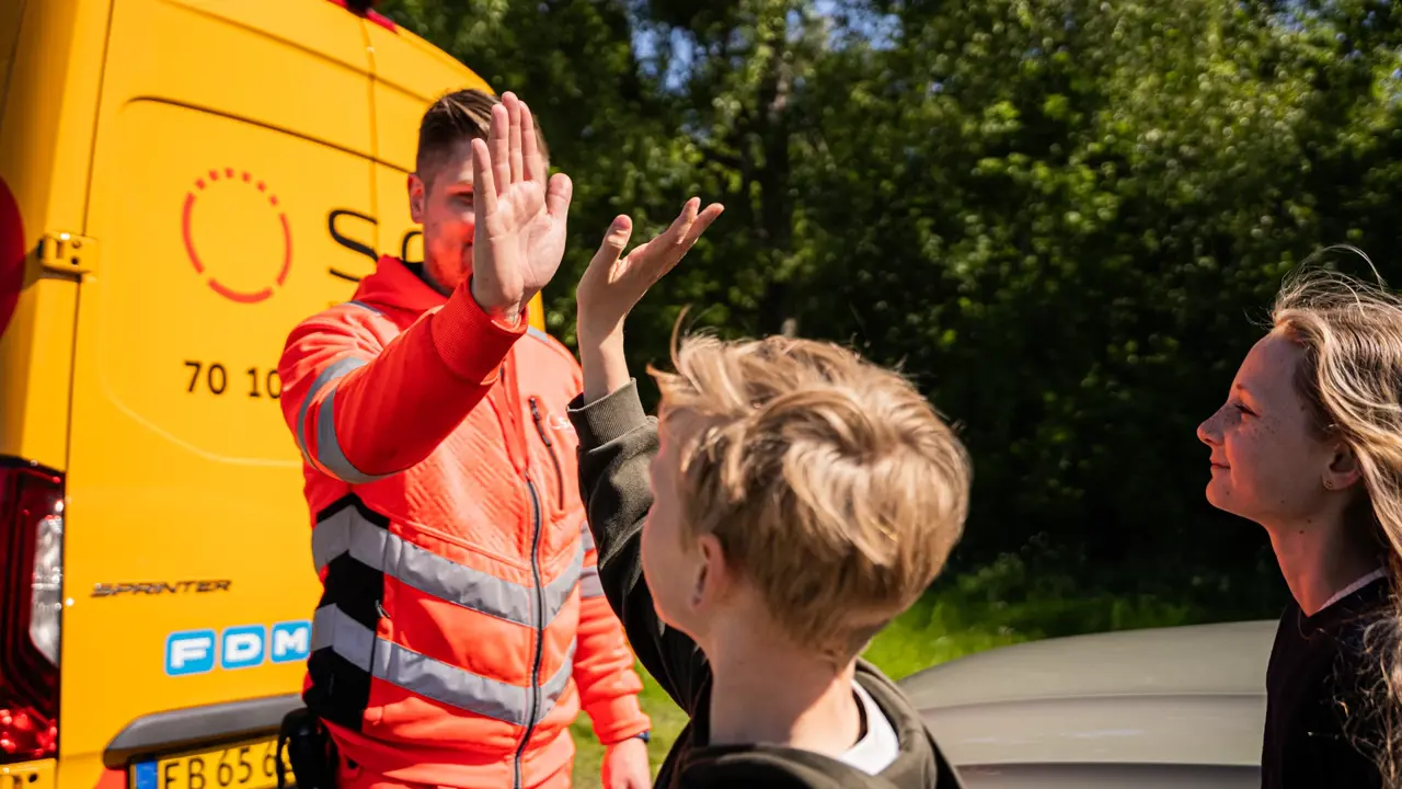 Autoredder giver highfive