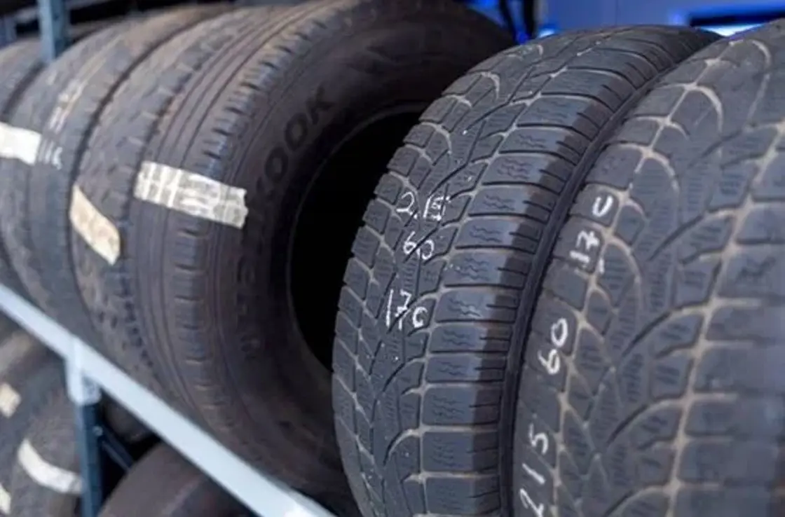 Flere bildæk står ved siden af hinanden