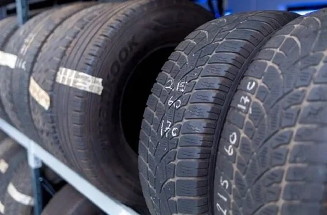 Flere bildæk står ved siden af hinanden