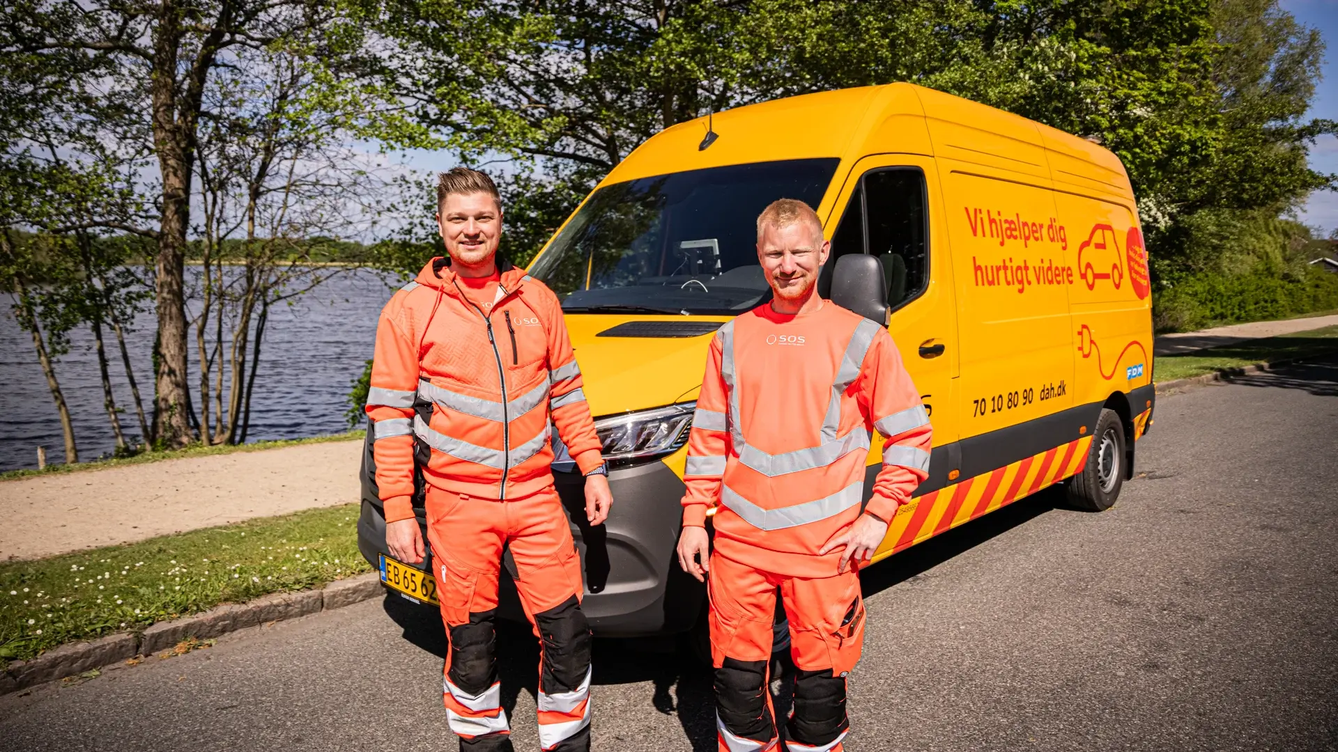 Autoreddere står foran autoredderbil