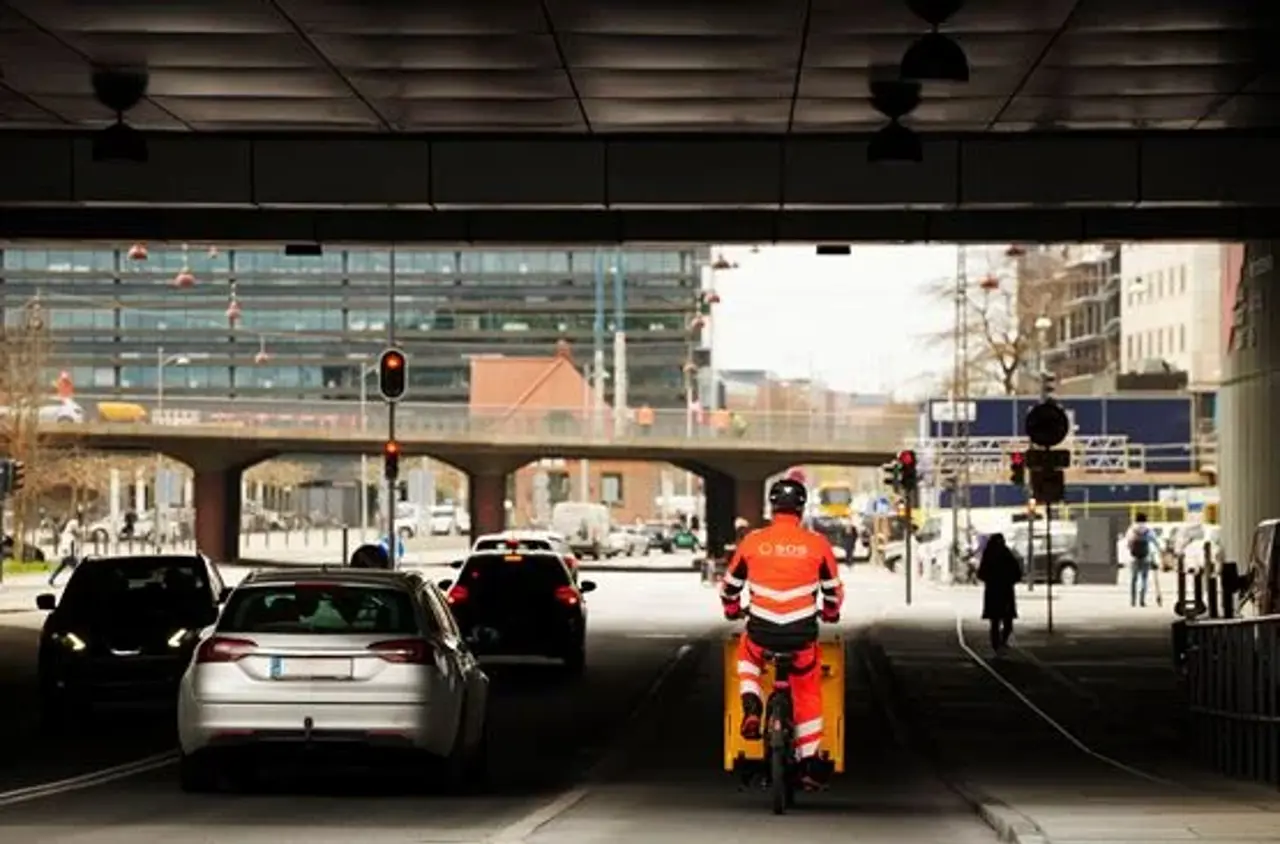 Vejhjælpscykel kører på cykelsti i København. Under bro. 
