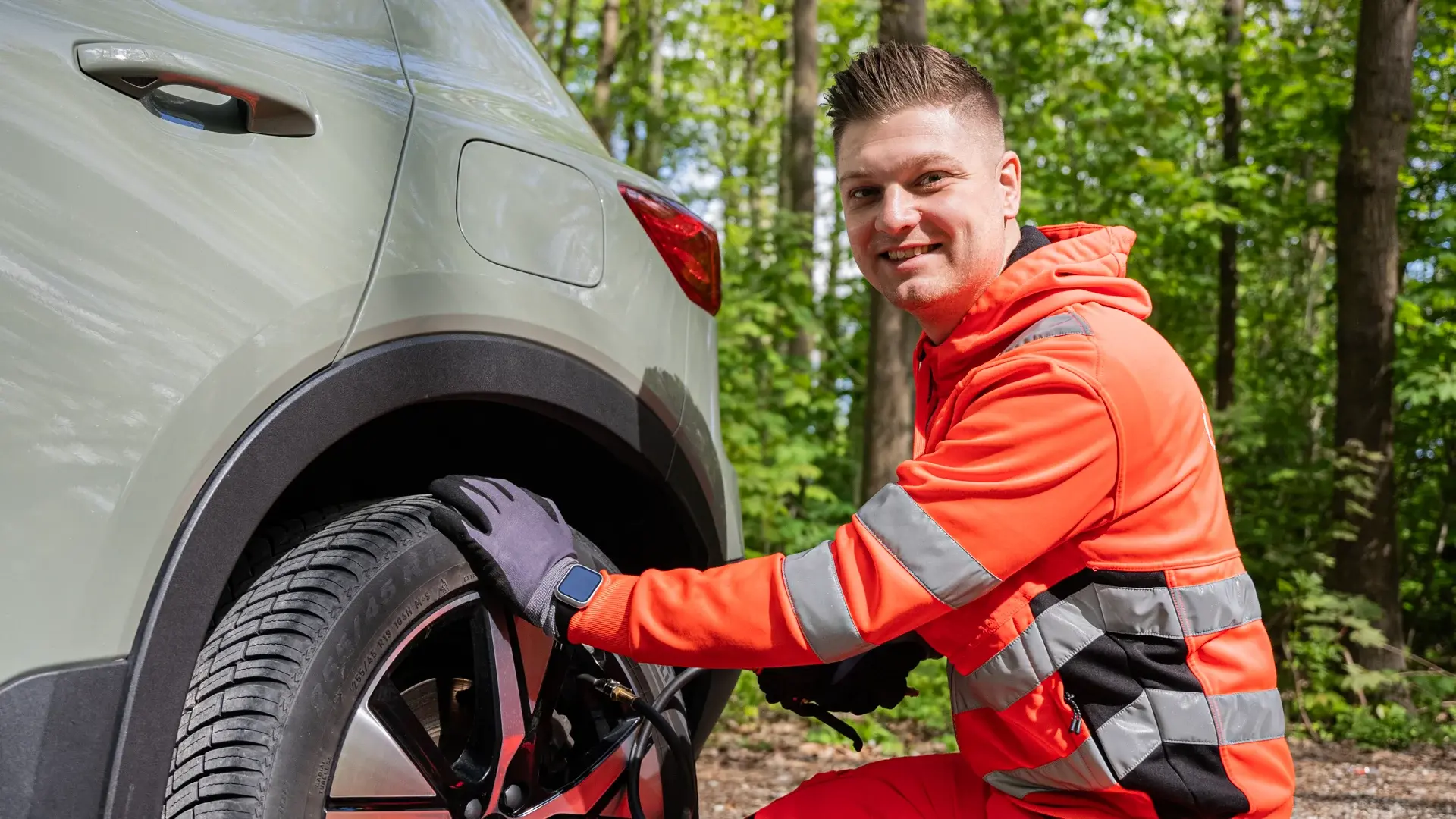 Autoredder sidder ved bagdæk