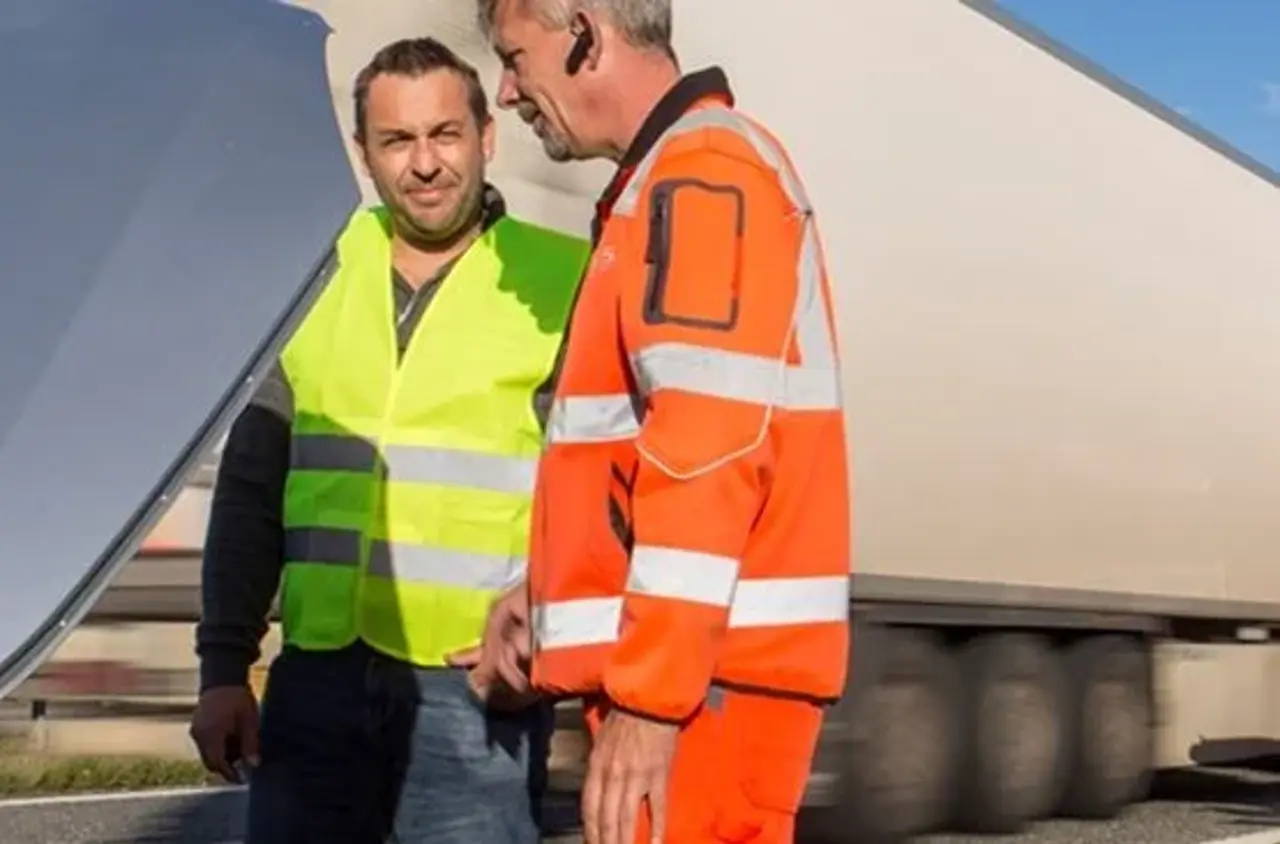 Autoredder og kunde taler sammen