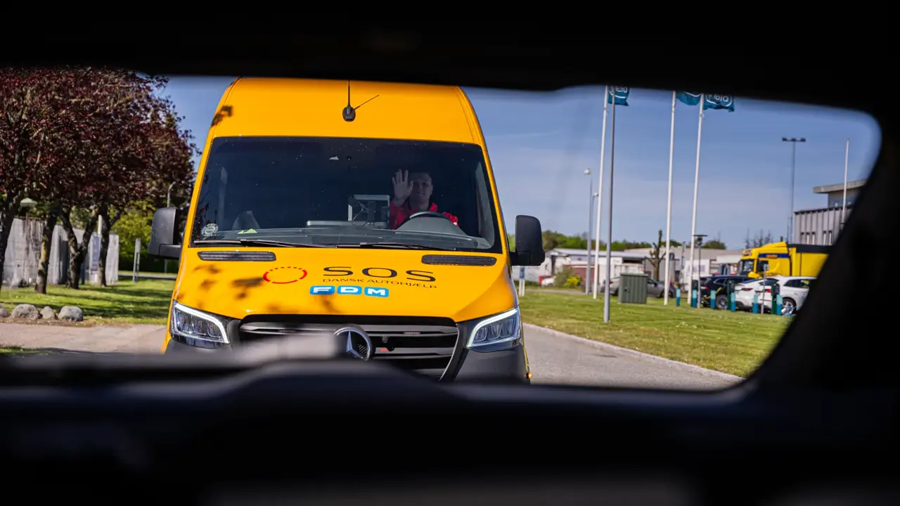 Autoredder bil set gennem bagrude