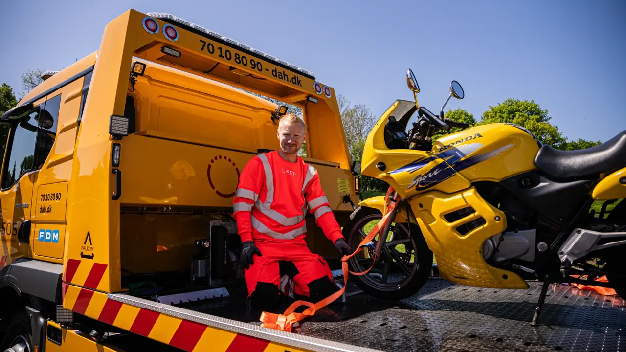 Autoredder på lad med motorcykel