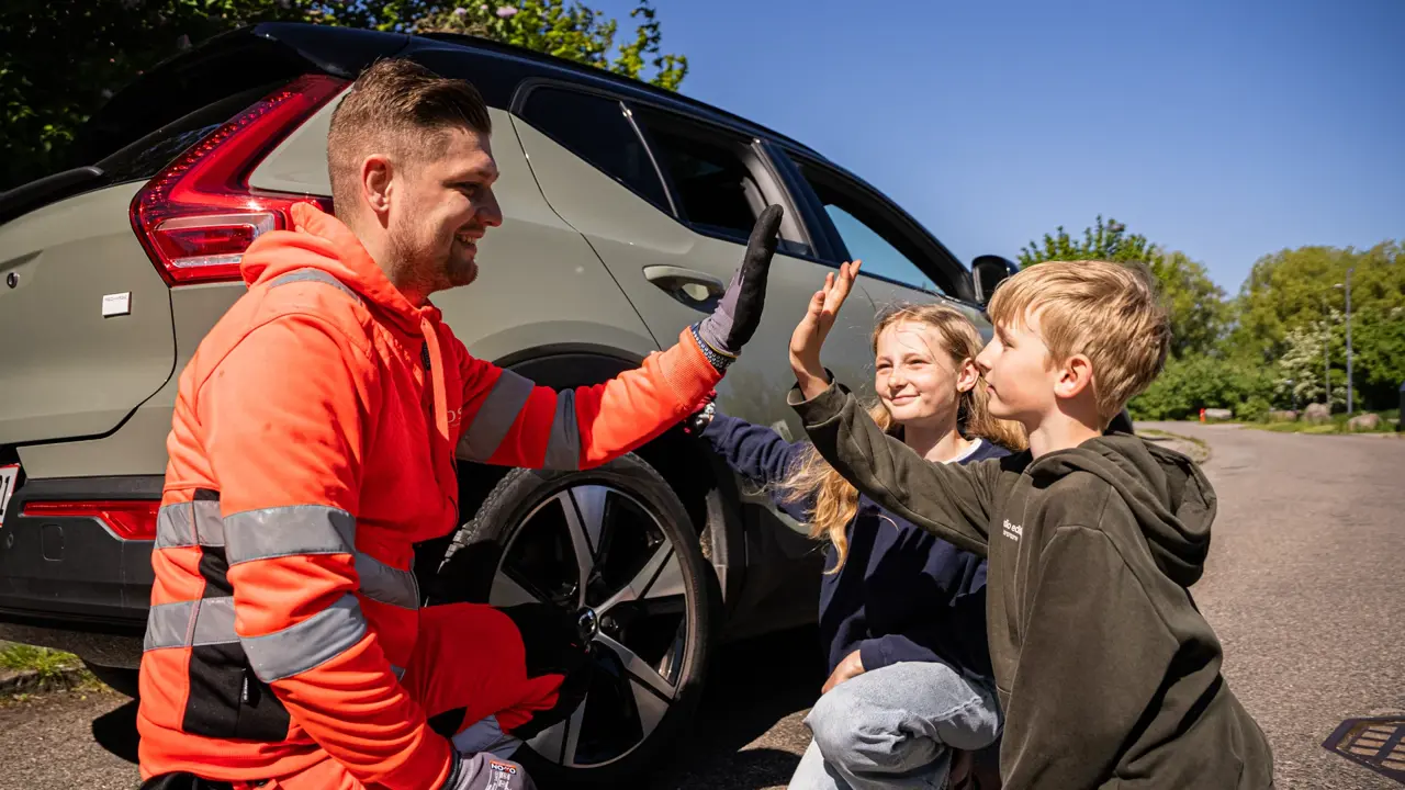 Børn giver highfives til autoredder