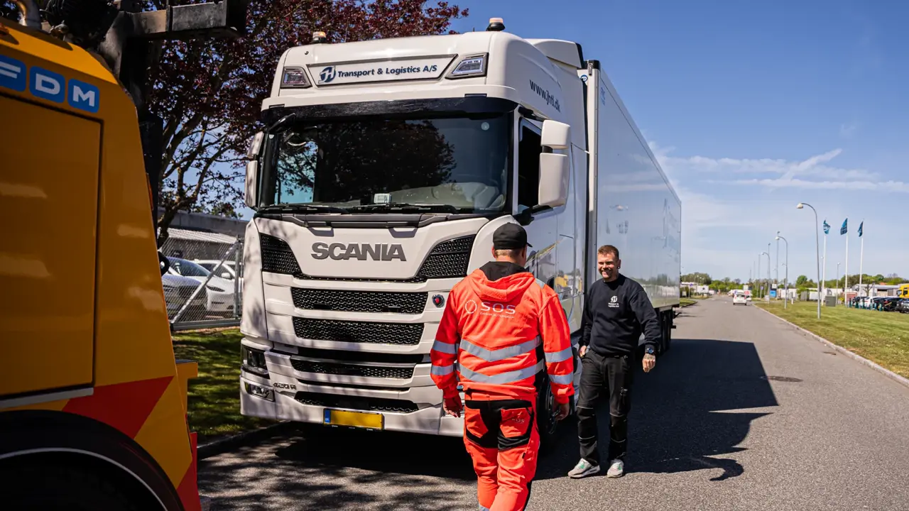 Autoredder går mod lastbilchaufør