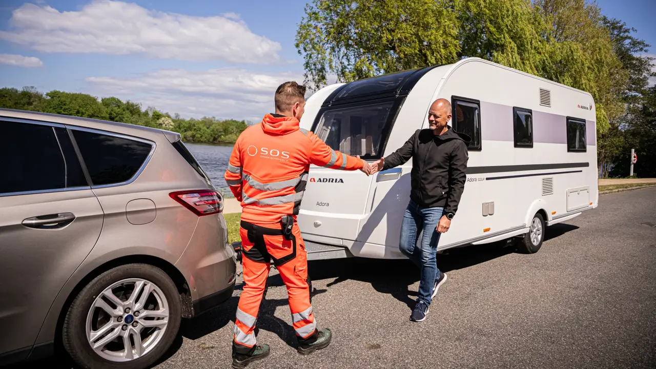 Ejer af campingvogn og autoredder giver hånd