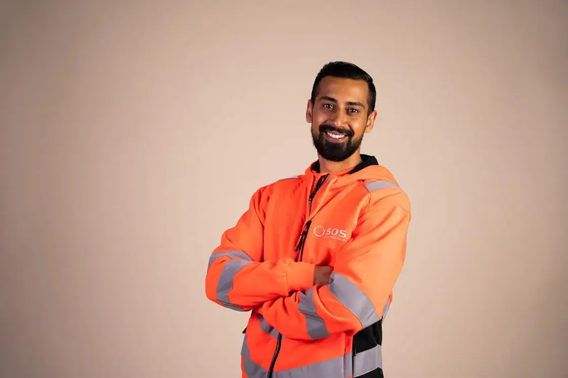 Autoredder der står og smiler