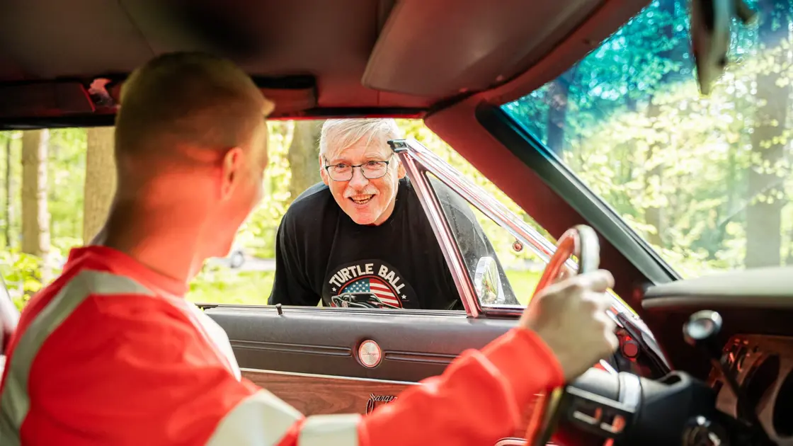 Autoredder sidder i bil