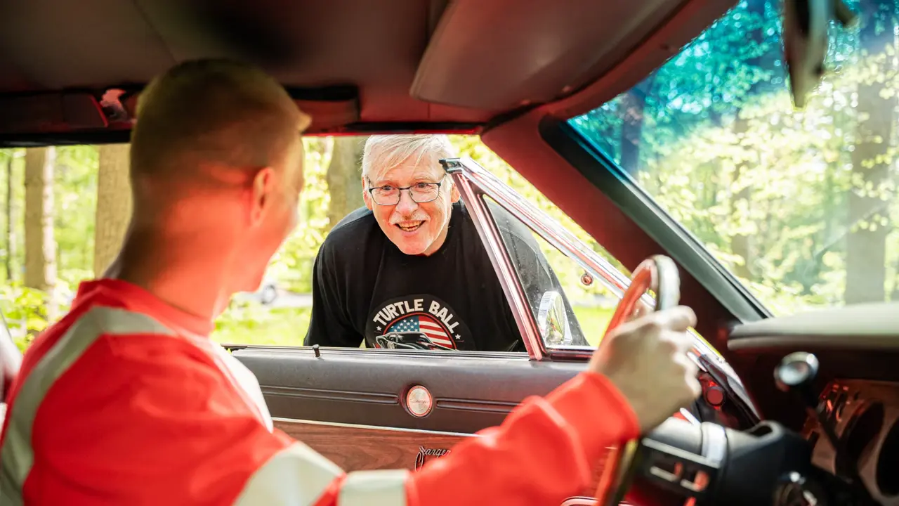 Autoredder sidder i bil