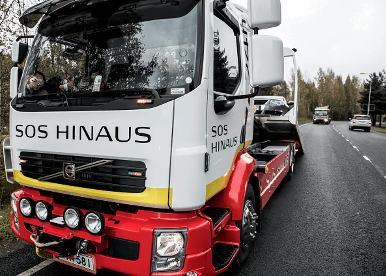 SOS Hinaus hinausauto edestä.