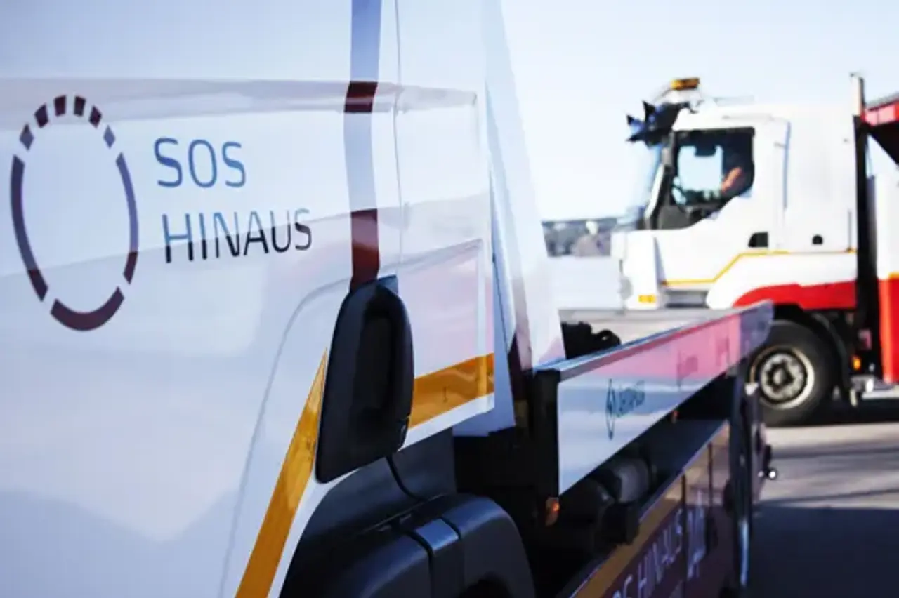 SOS Hinaus auto LähiTapiola logo kyljessä