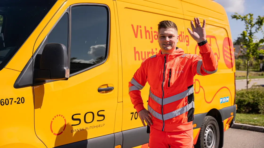 Autoredder vinker til kameraet