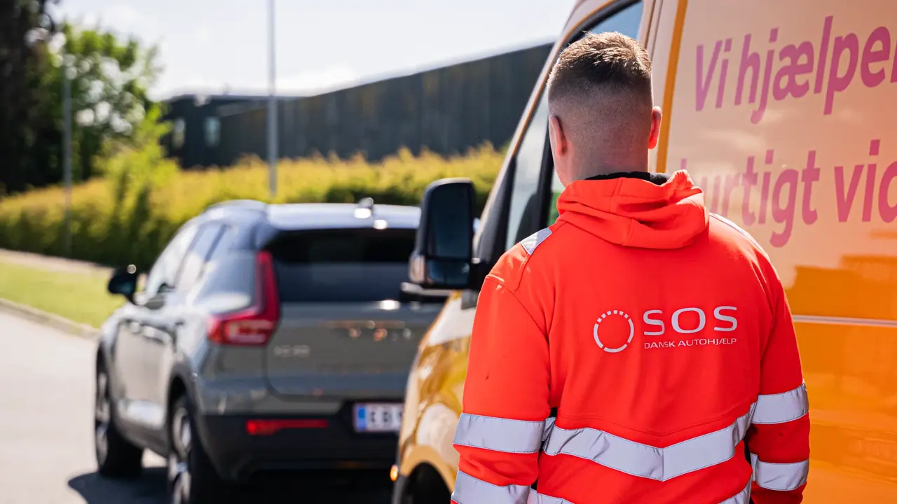 Autoredder går mod bil