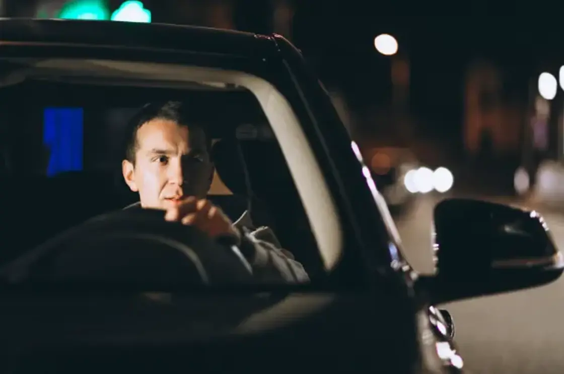 Trött mand bakom ratten i en bil