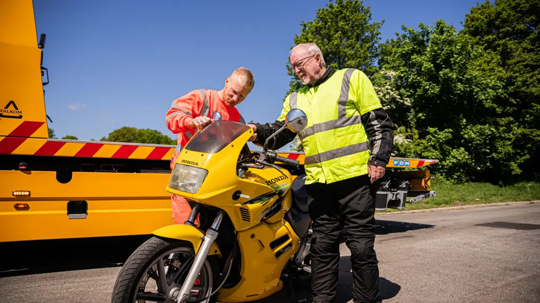 Motorcykel ejer ved siden af motorcykel