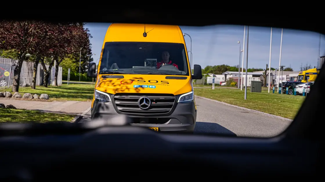 Autoredderbil set gennem bagrude