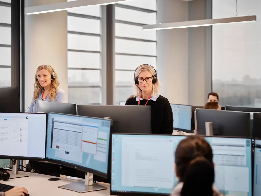 to kvinder på alarmcentral foran computere