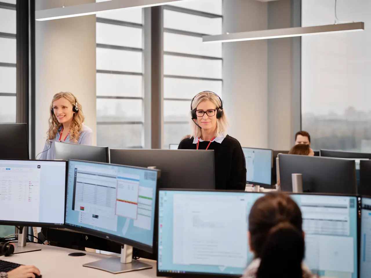 to kvinder på alarmcentral foran computere