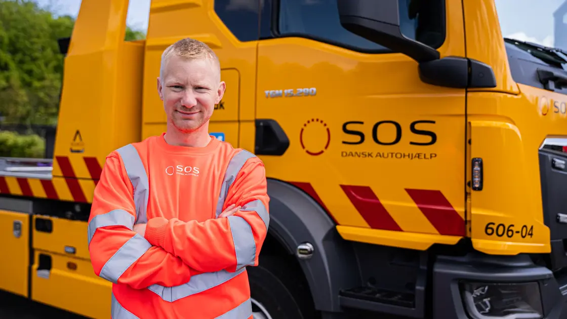 Autoredder foran lastbil