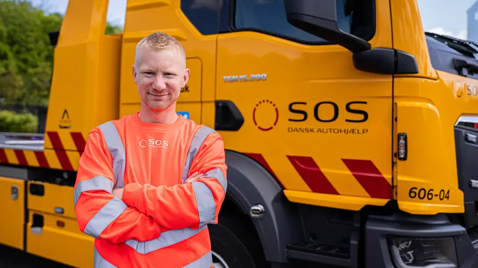 Autoredder foran lastbil