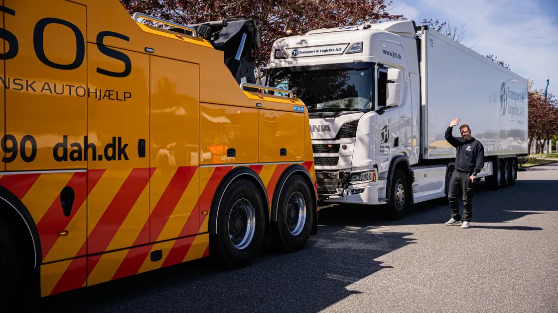 Lastbil er spændt efter autoredderlastbil