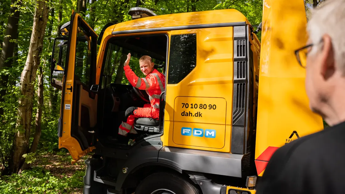 Autoredder vinker fra lastbil