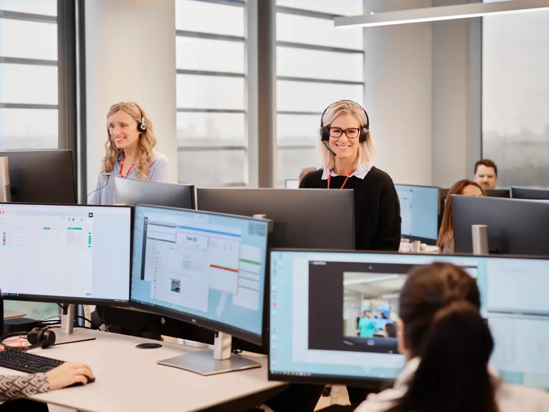 2 kvinder foran computer skærme