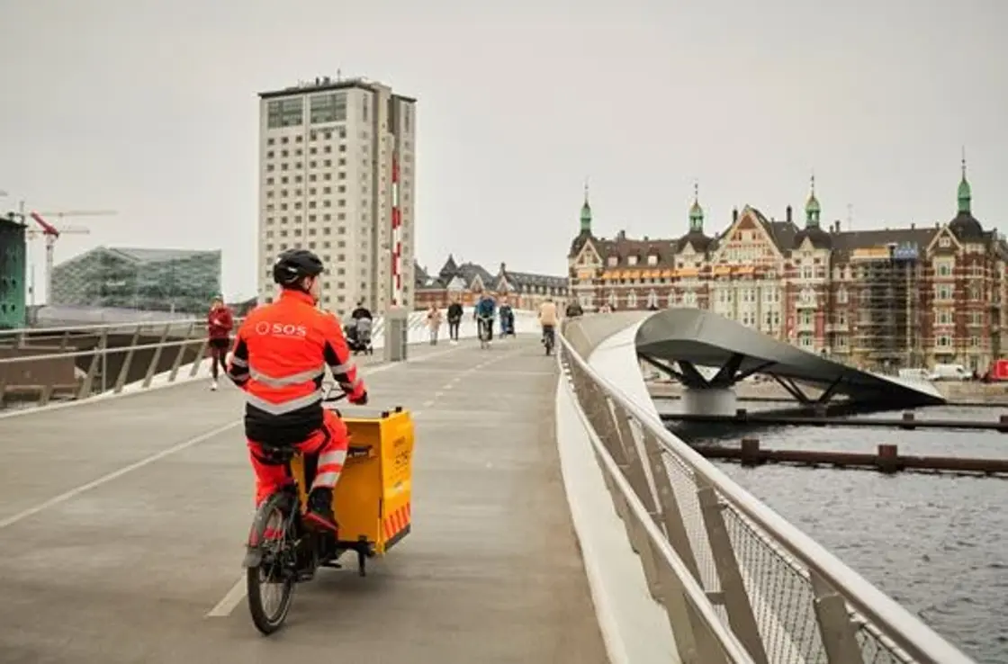 Vejhlælpcykel på bro i København