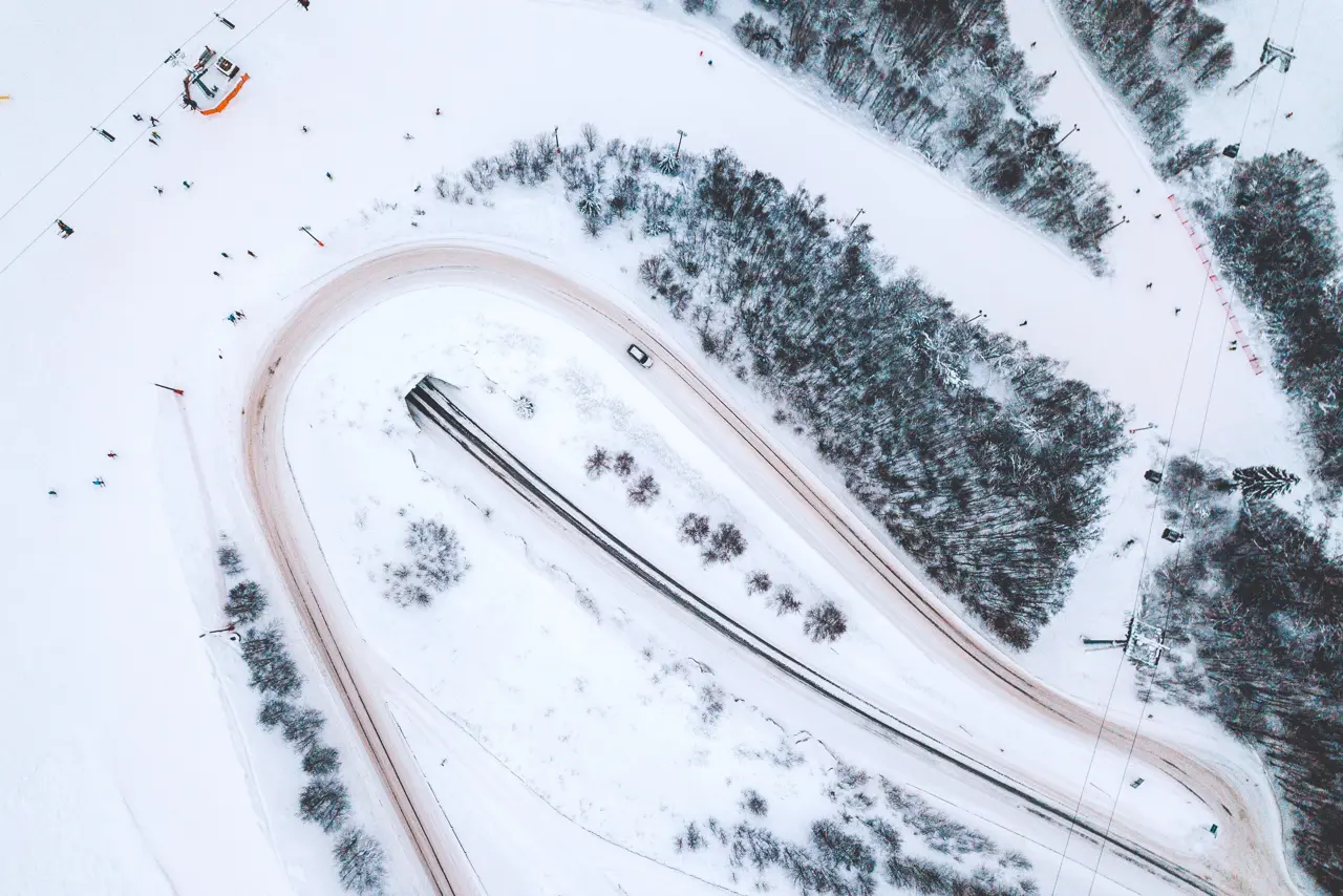 Bild av en väg och en skidbacke