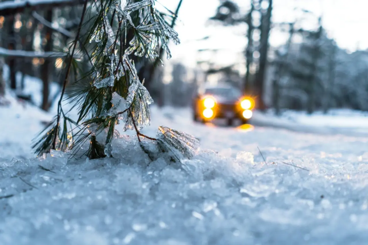 Bilens strålkastare i snölandskap