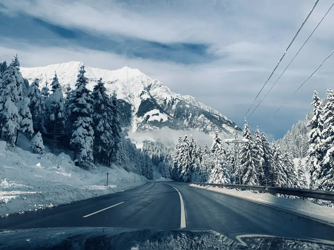 Bild ut genom bilrutan i ett snölandskap