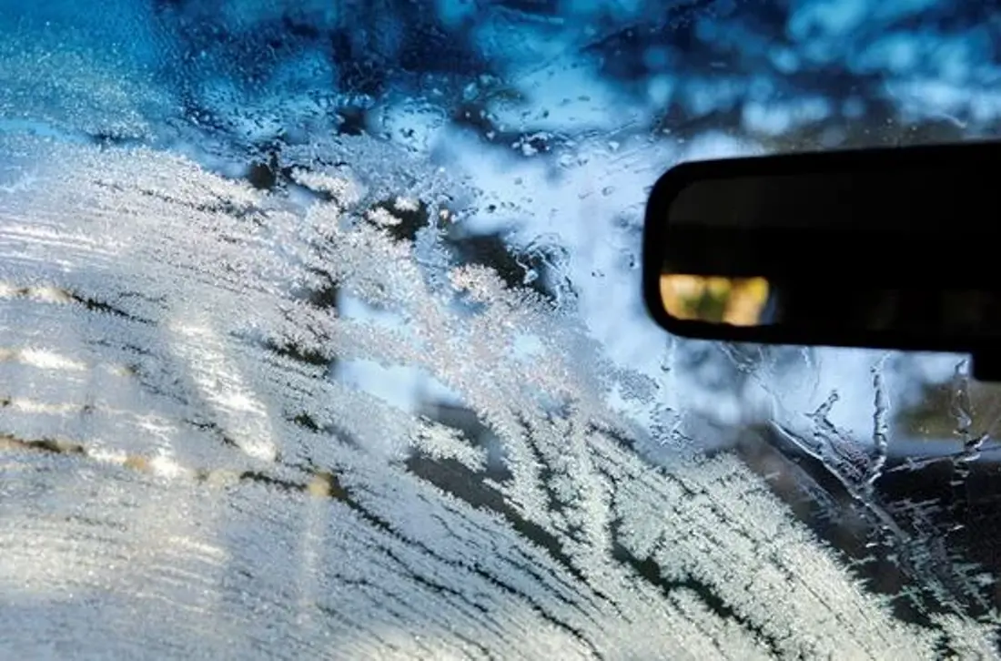 Iset forrude på bil
