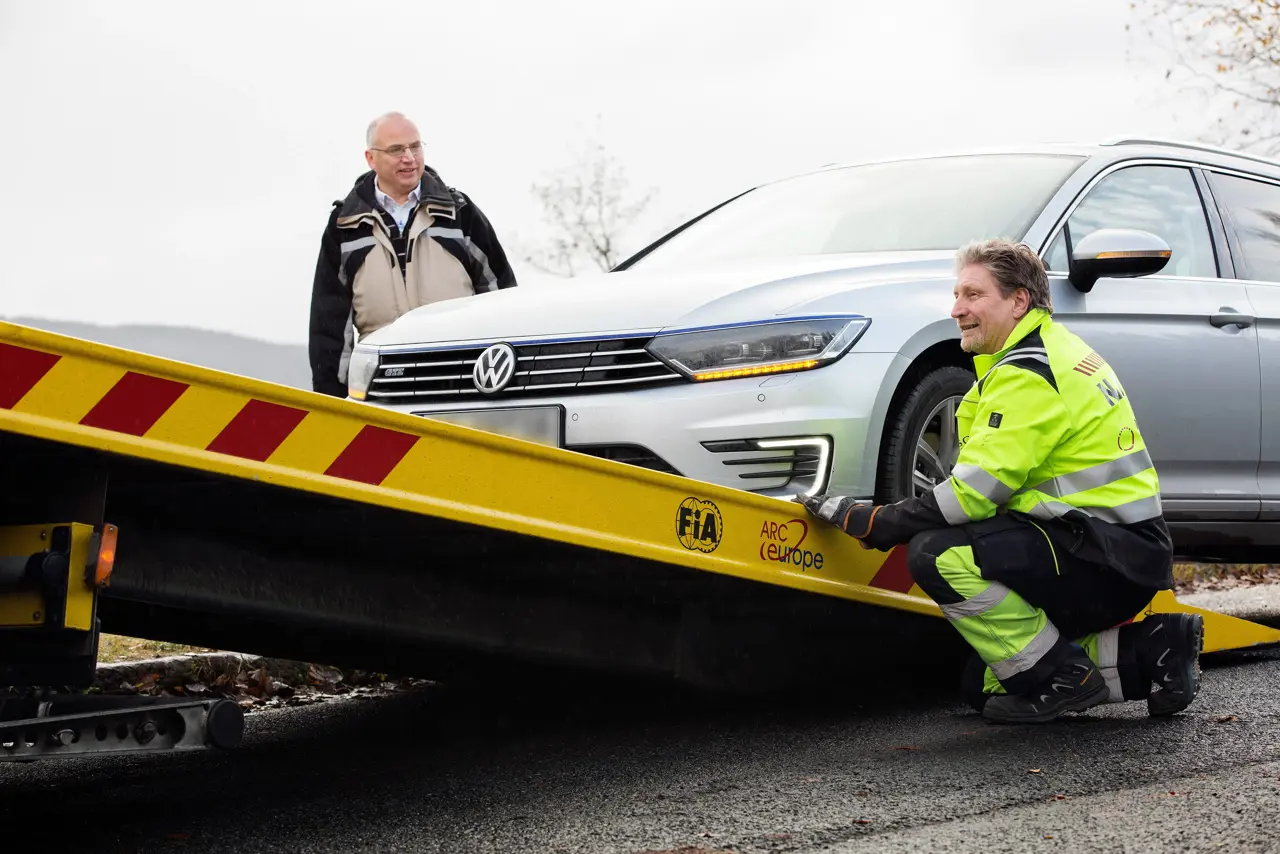 LYS327014 SOS NOV 058 Min