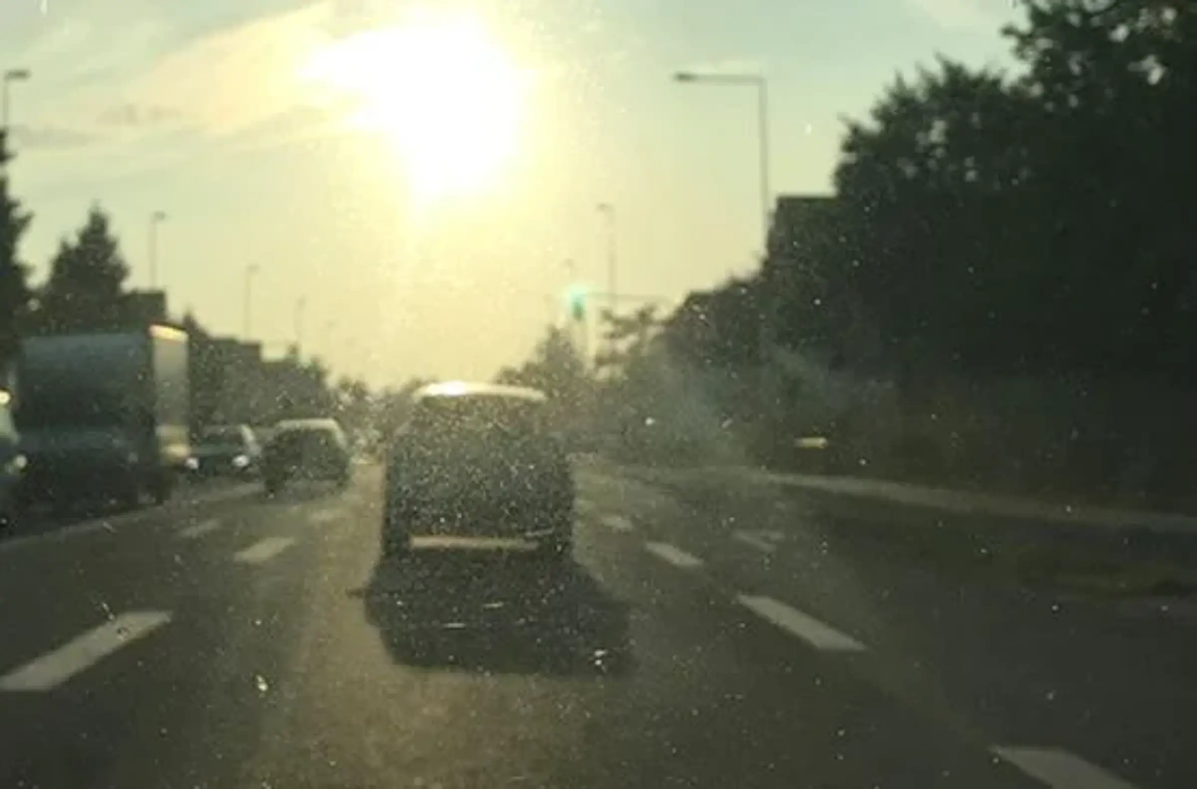 Bilrude med lav sol der gør det svært at se forankørende