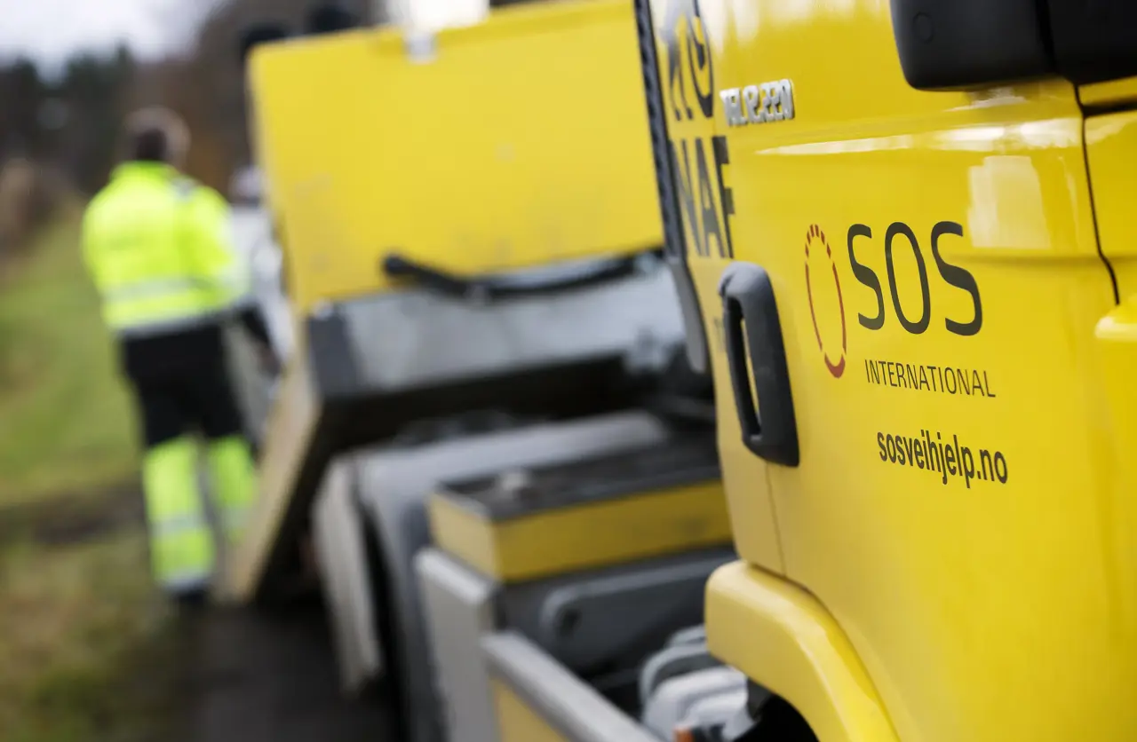 LYS327025 SOS NOV 069 Min