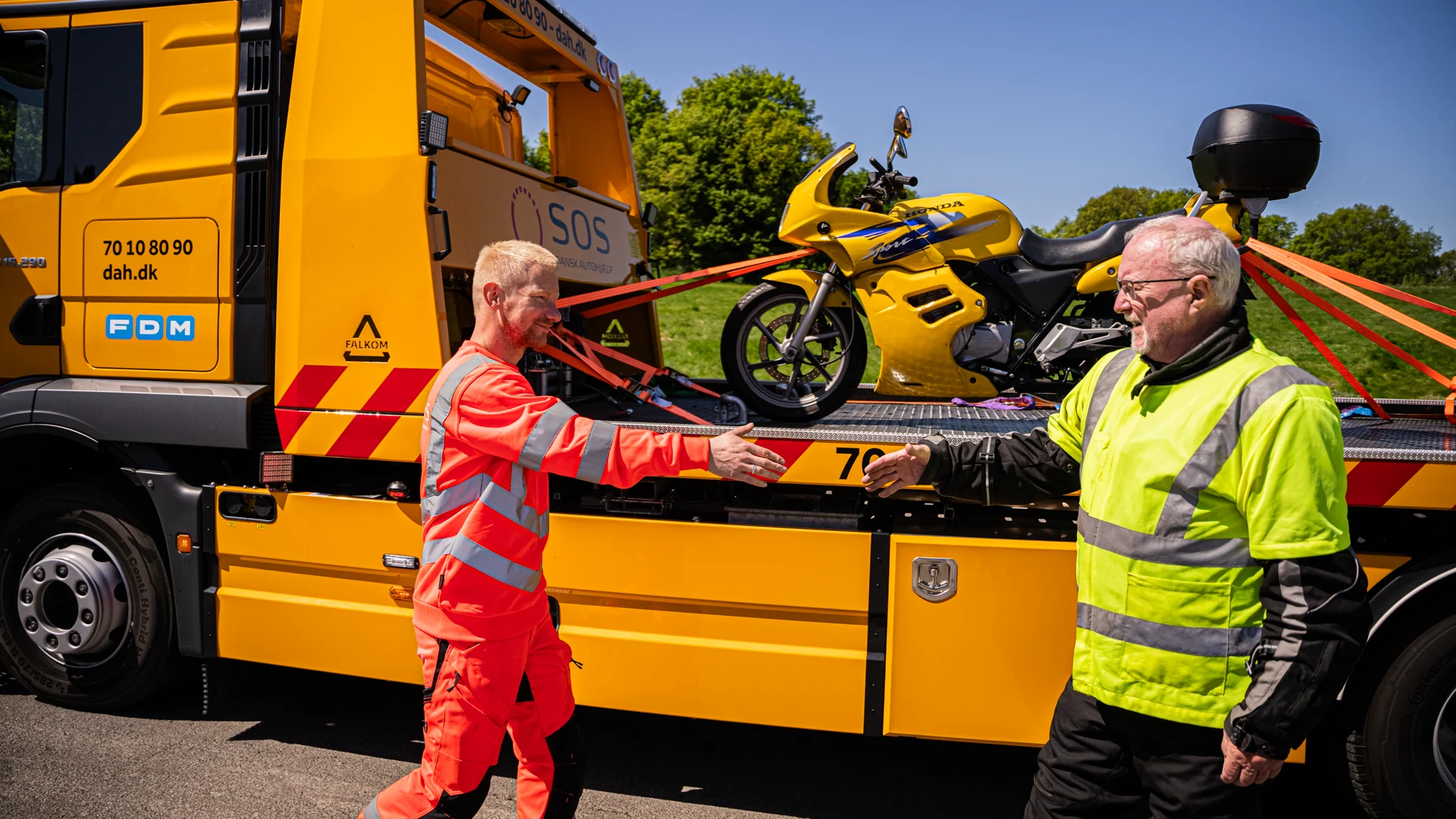 Autoredder går mod ejer af motorcykel for at give hånd